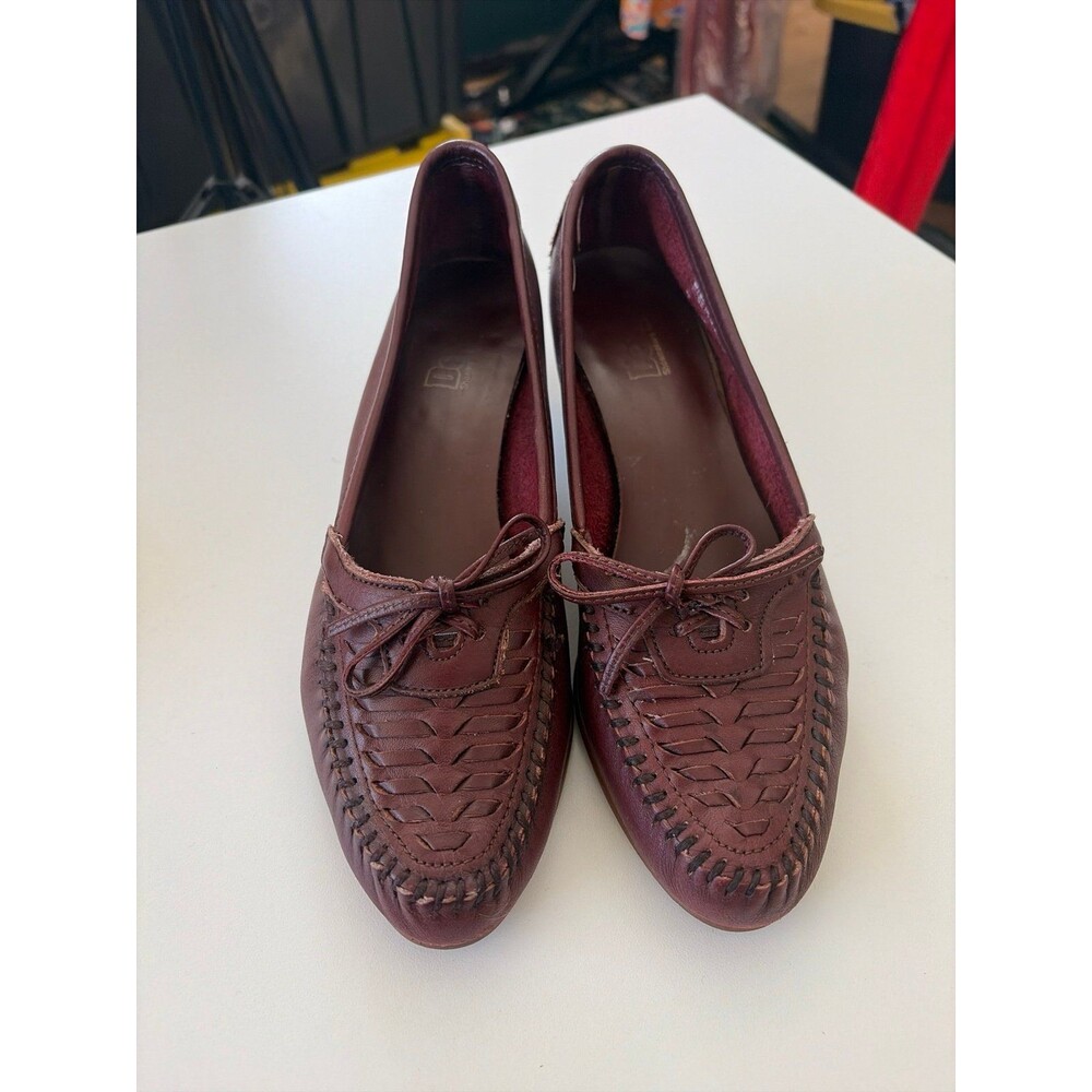Dexter burgundy leather kitten heels size 7. EUC